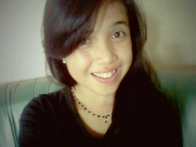 Cantik,baik,ibadah gereja, cuek, gak open , cerewet :D & yg penting hepi :)