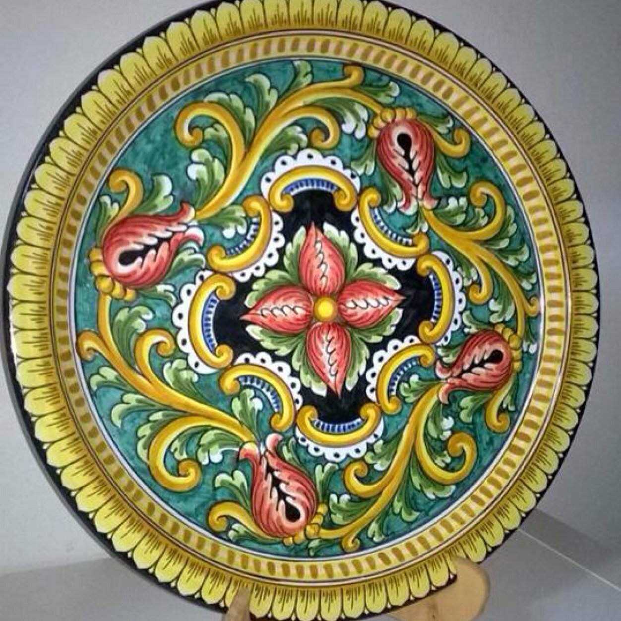 Maioliche d'arte e' un azienda che realiza manufatti in ceramica e terracotta totalmente fatti a mano in italia 
Phone 3928673063
mastermind.milano@gmail.com