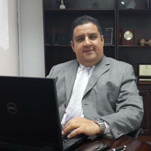 Papá de Monikita,con errores y  virtudes,trabajador,parrandero,feliz,terco. Amo a mi País,a mi familia y a mis amigos.Amo lo que tengo,mas no tengo lo que amo