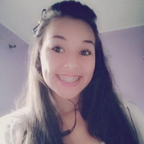 ~ Aquelα meniinα pequenα; doo cαbeelo grαndαo , que sonhα com os pées no chαo!~ Elα é diferente,Elα é engrαçαdα,É inteligente e tambm é bem humoorα , Futebol 3