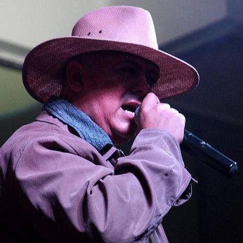 soy cantante de música llanera una voz estilizada buen amigo buen amante solidario con las causas serias leal fiel respetuoso serio amo la vida amo a Dios