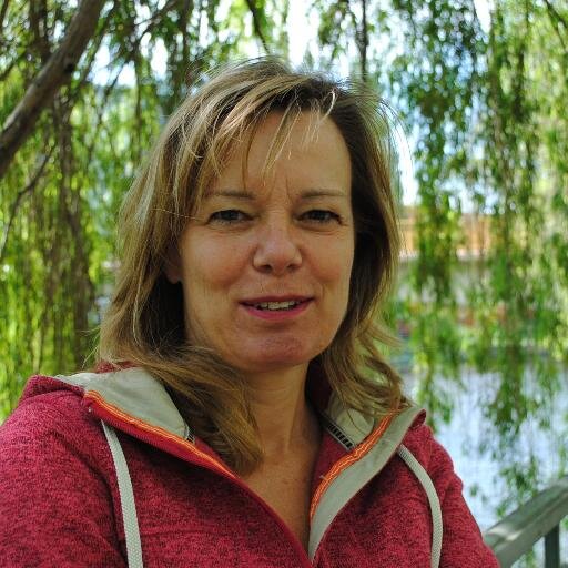 Journalist bij De Twentsche Courant Tubantia.  Blij van lezen, mooie verhalen over gezondheidszorg/onderwijs, keramiek en buiten zijn.
