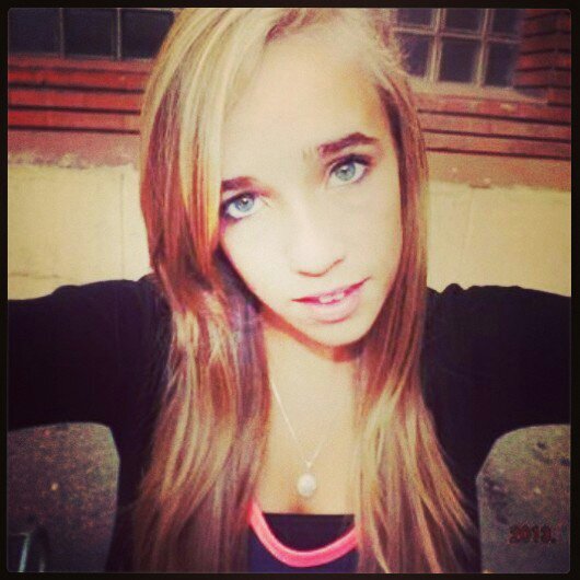 rubia de ojos claros. dando guerra desde el 98. #12 mi ilusion dia a dia, enaritaa mi hombro de apollo;)) las chicas, mi sonrisa, como mis ermanas3