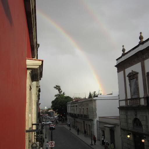 ¡Siempre DERECHA!  Izquierda es de tiranos, es fracaso, te lleva a la decadencia.