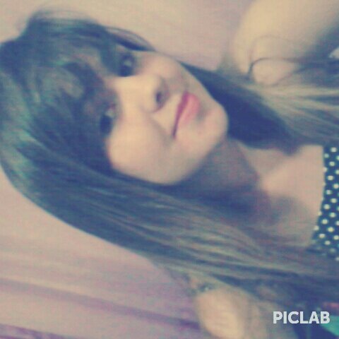 Moça risonha, que ri e sonha ♪ ♪