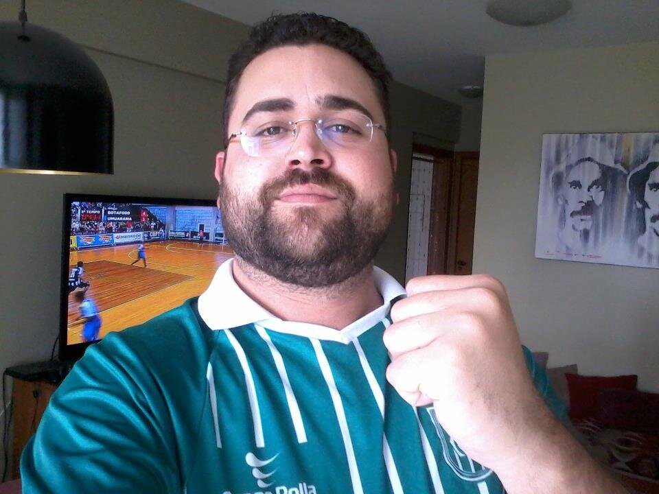 Pai do João, apaixonado pela mãe do João, gamense e jornalista