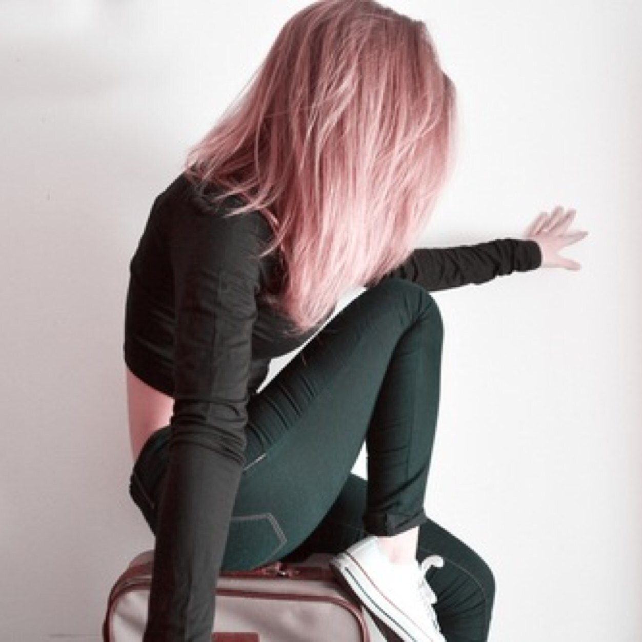 Je suis perdu dans un corp d'ado, je ne sais pas... J'ai trop de regret pour continué d'avancé j'ai besoin de me vidé de recommencé.. Follow me