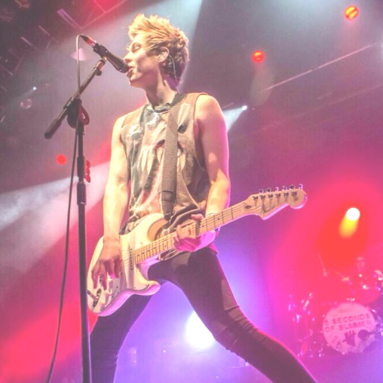 I JUST GAVE YOU A FREE FOLLOW SO PLEASE FOLLOW @RosemaryZ1 ILY BABE