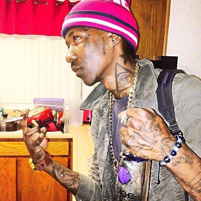 18 years young . sponsered Skater . rapper . pothead i love to have a good time im a outgoing person follow me !! kingraww the codeine King (: