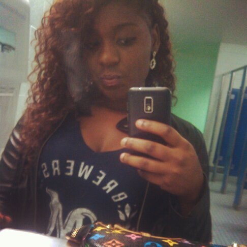 @LanitraaGucci follows you .★      kik:EatItTheCorrectWay  Ig:@nitraaamaccc