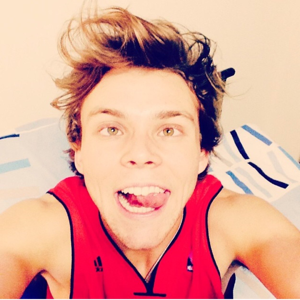 Do you ever wonder what Ashton smells like ? Cause that's all i ever think about tbh 
•Backup account•