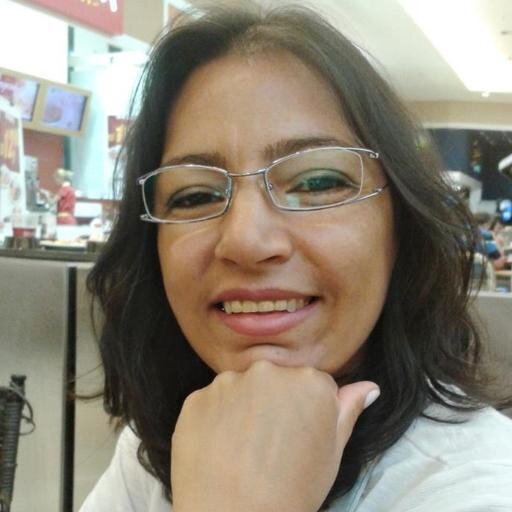 Me considero a pessoa mais feliz do mundo, mesmo triste consigo sorrir, mesmo com problemas consigo dar gargalhadas, mesmo perdendo algo, consigo acreditar ...