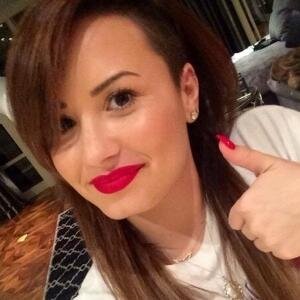 floppbizzle's profile picture. ♡ se eu soubesse que seria fã de um viado maconheiro, tinha dado a vez pro próximo espermatozoide ♡