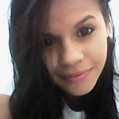 Debaixo da maquiagem e por trás do meu sorriso, eu sou apenas uma menina que deseja o mundo.