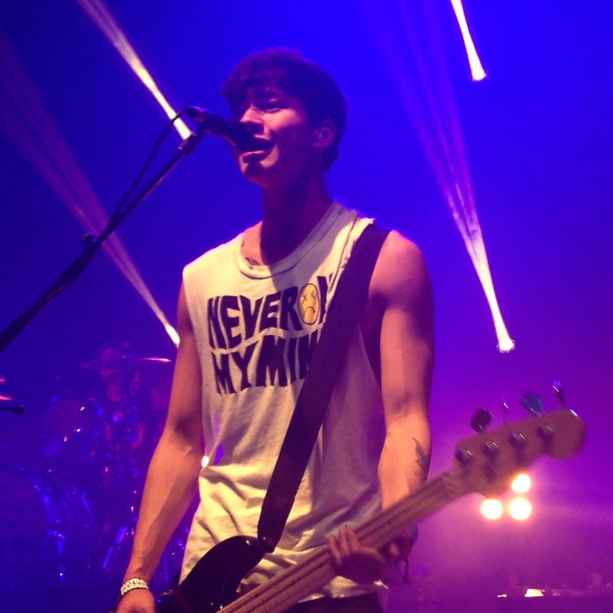 PLEASE FOLLOW @fuckyouxluke THANKS LOVE❤️