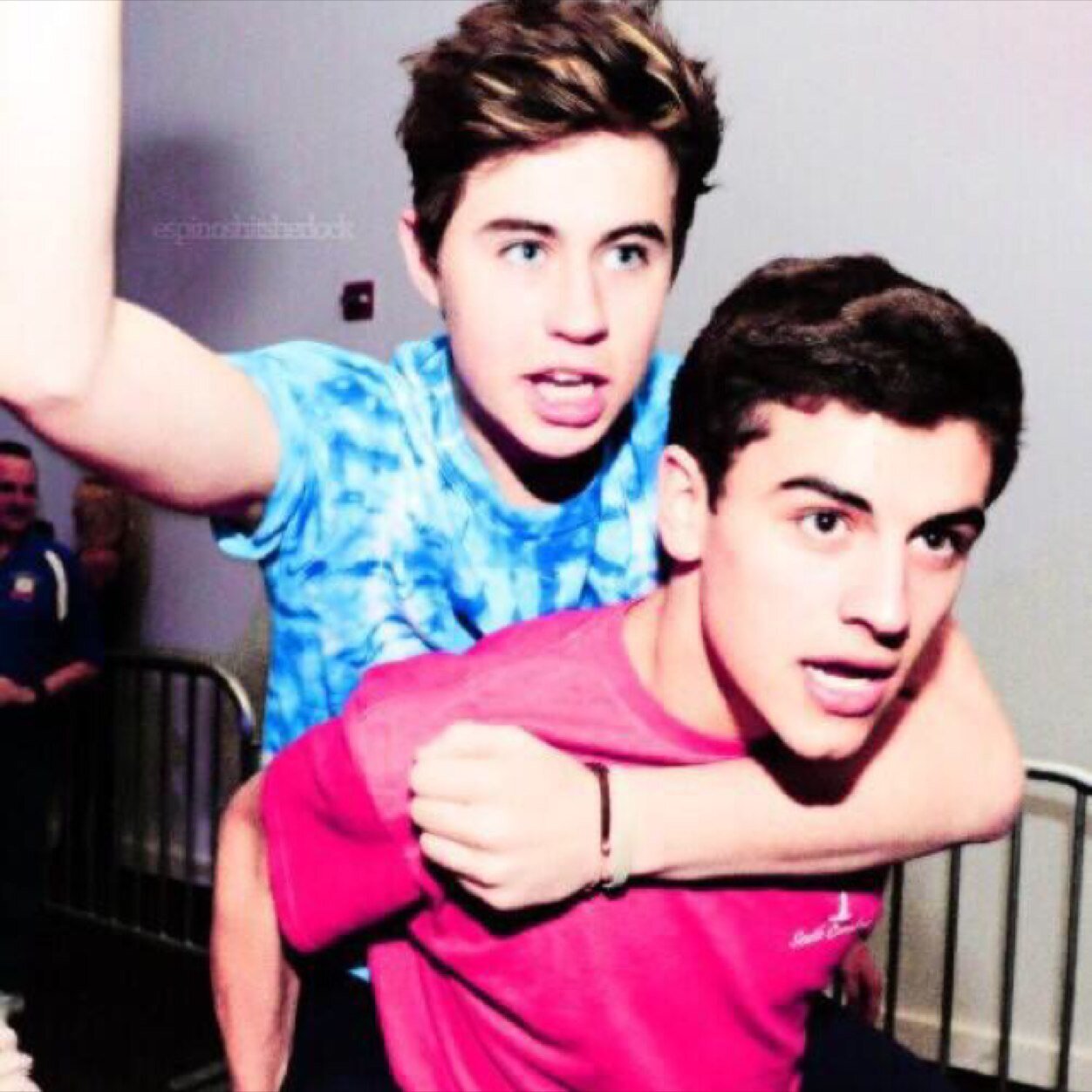 i gave you a free follow, please follow @thosevineguys in return? ilysm❤️❤️❤️