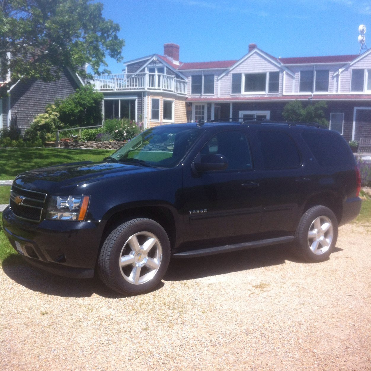 Providing first class car service on Martha's Vineyard. Luxury town cars for an event, weddings, nights out, transfers, all occassions 774-836-6988