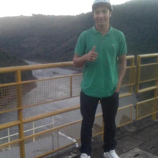 A camisa da seleção a bombeta do brasil e no pe o nike bolha
 ♪