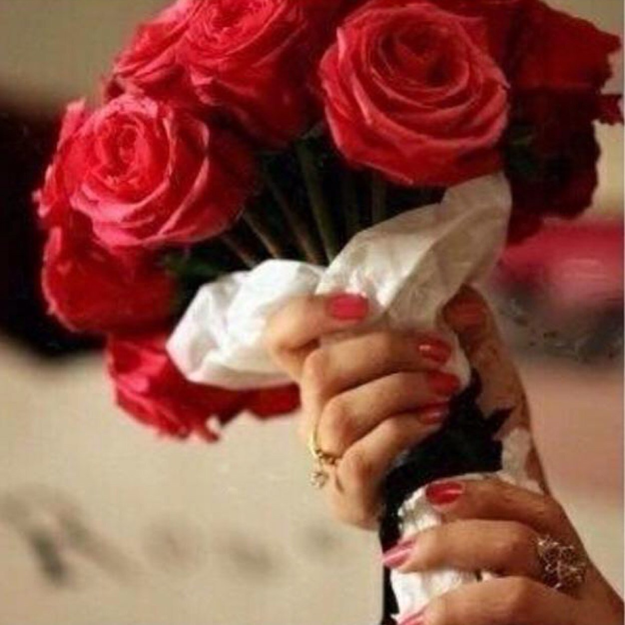 ‏عمري 20 -طول 165 - وزن 60 جميله بيضاء  جنوبيه مستقره في المدينه طلبي عزاب فقط اللى جاد يكلمني باقي المعلومات ع خاص ..