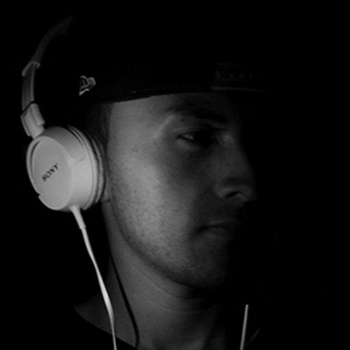 Alumno de la vida, Diseñador Gráfico, Beatmaker empírico, loco inestable,  descomplicado, humilde y de buen corazón. Mi música el Rap. Creo en Dios y en el amor