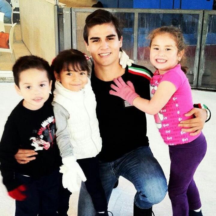 Me llaman el gemelo guapo,