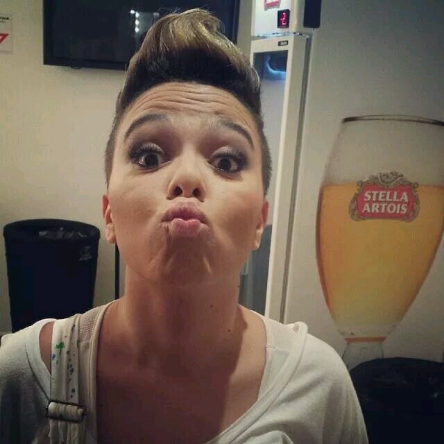 trechos ♡ acasos ♡ declarações ♡ fotos ♡ amor pela diva //  Fã. 19 anos. Interior de SP.