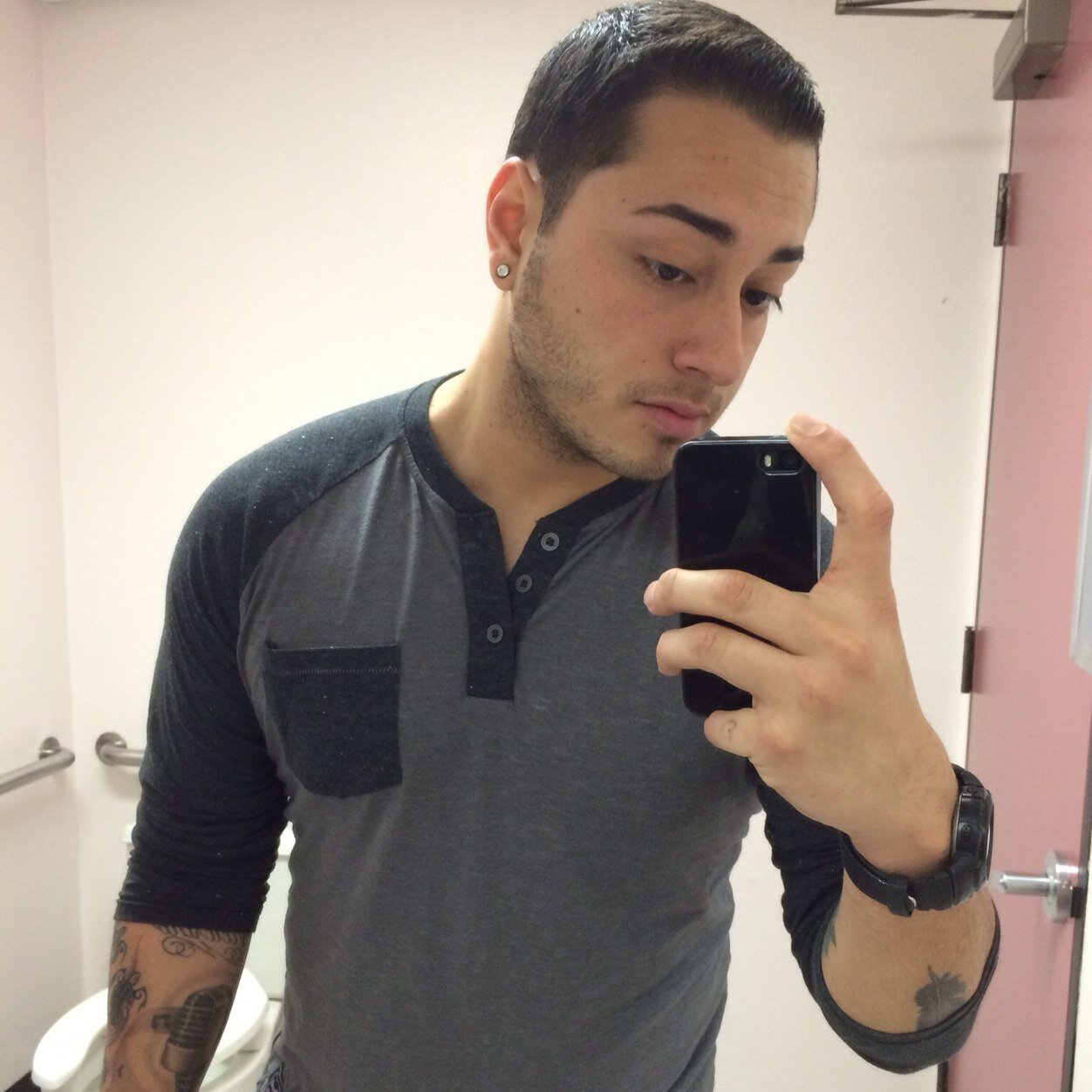 Chill average Joe guy , love spending time with friends, family, enjoying life :D