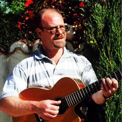 Guy Ghozland, Auteur Compositeur, se produit et anime des spectacles interactifs et contes musicaux,dans les écoles,les arbres de noël, et comités d’entreprises