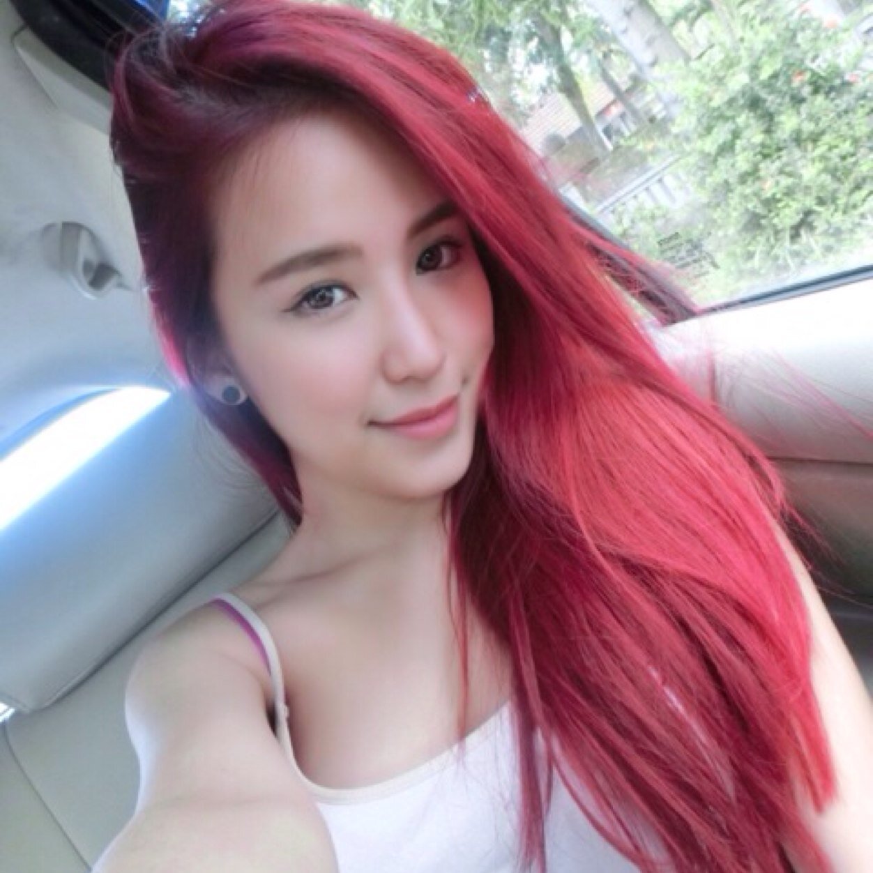 EsteeLouder's profile picture. I'm inflammable.