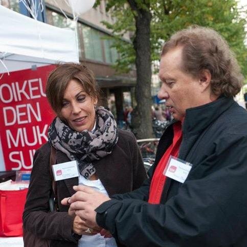 Lahtelainen veturinkuljettaja (eläkkeellä) ja luottamushenkilö sekä monenmoisessa kulttuuri- ja urheilutoiminnoissa vaikuttava hemmo.