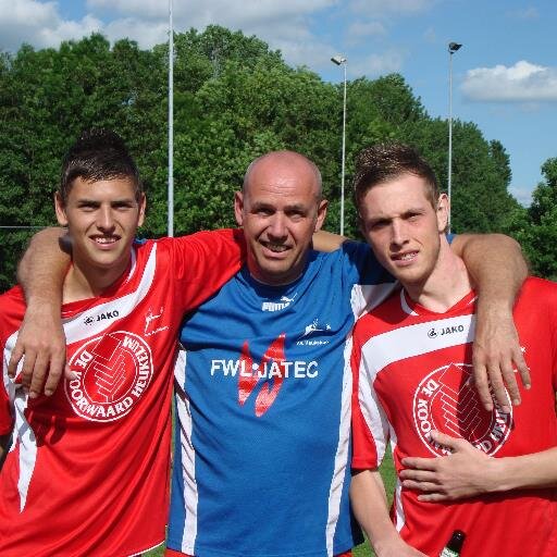 Vader van twee zoons en opa van drie kleindochters, supporter van VV.Heukelum. En gek van racefietsen.