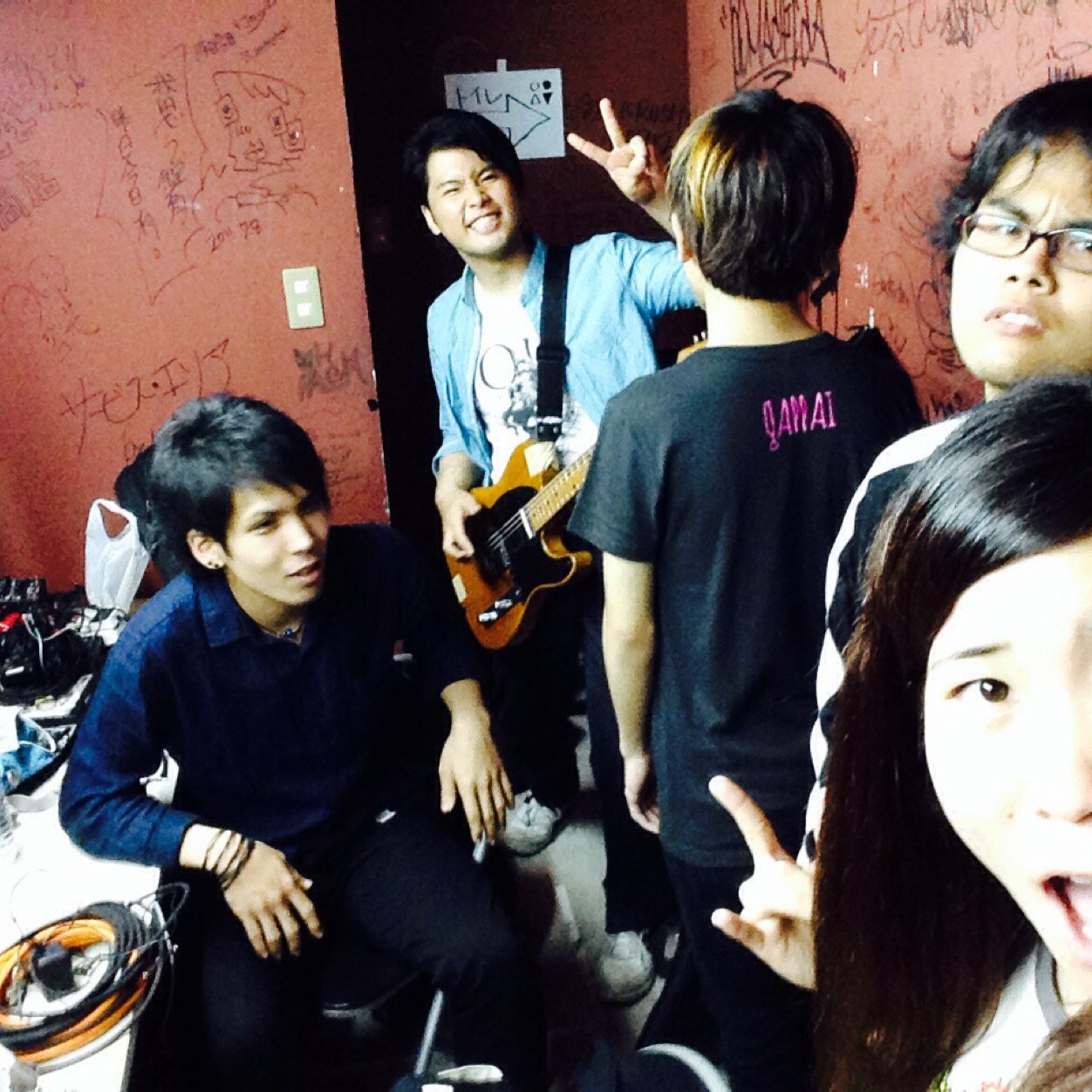 05人中03人は宮古出身です。那覇中心にライブします。主にオリジナル曲です☆フォローお願いします！あと、バンド名は｢Hi-lite｣です(*^^*)♪