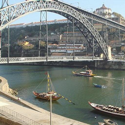 Apartment Located at center Oporto UNESCO heritage area, in front of Wine Caves ;Holidays ; Rent apartment Oporto; . Fantastic view the River at first line