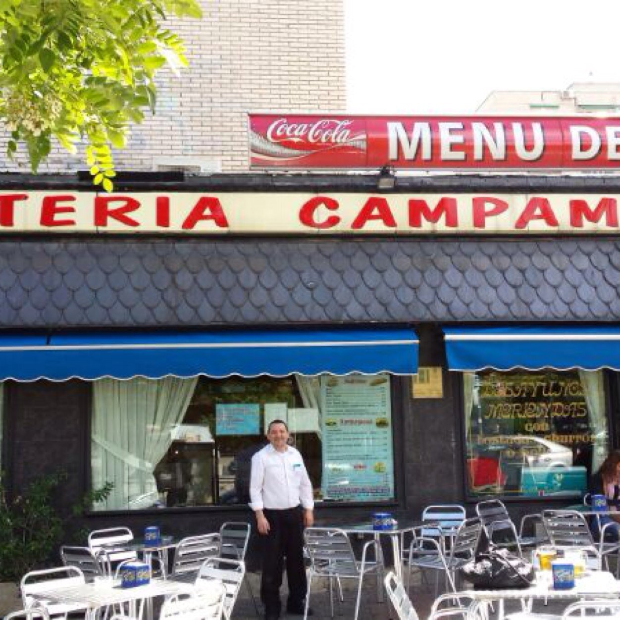 autónomo en cafetería campamento