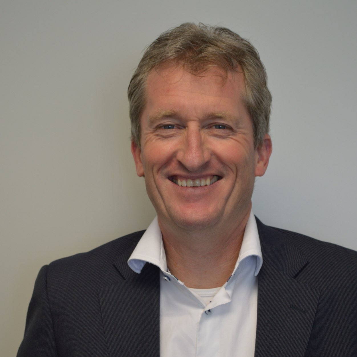 Ondernemer, optimist, mannenbroeder, Ajacied, levensgenieter; wordt geïnspireerd door reizen, sport en mensen.