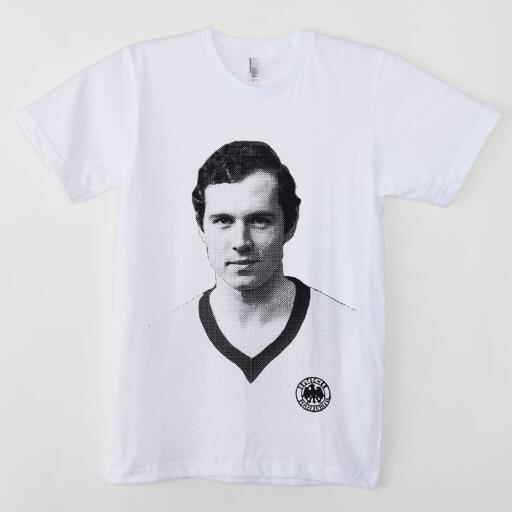 FOOTJEBOAL est une collection de t-shirts.
Chaque modèle est un clin d’œil tantôt amusé, tantôt détourné aux icônes qui ont fait la légende de ce sport.