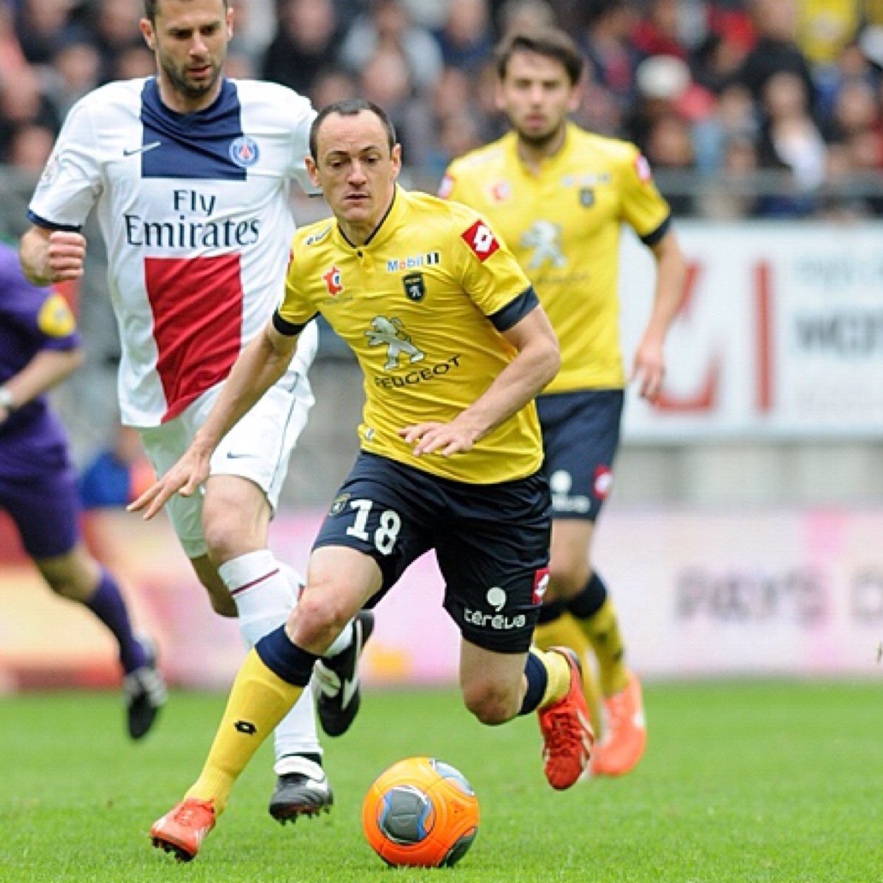Milieu de terrain au Football Club Sochaux-Montbéliard depuis 2011. Moi c'est Seb, ou bien Roud, à vous de voir. 
#FCSM #numéro18 #66saisons