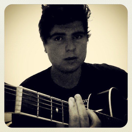 musico 16 anos estudante, posso ser amigo de alguém facilmente, mas quando erram comigo, elimino da minha vida literalmente! este sou eu... agr me segue... ;D