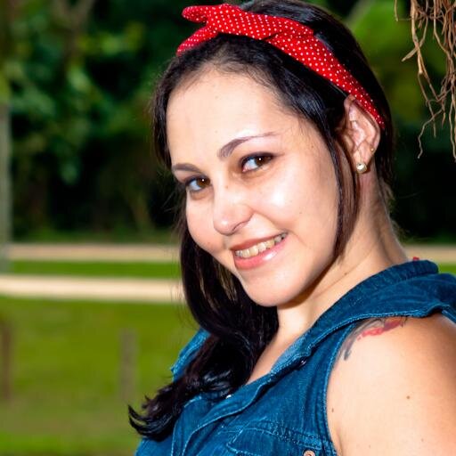Carioca, graduada em Letras e Jornalismo, repórter freela, viciada em livros, internet e música.  Flamenguista apaixonada. Apaixonada pela vida!
