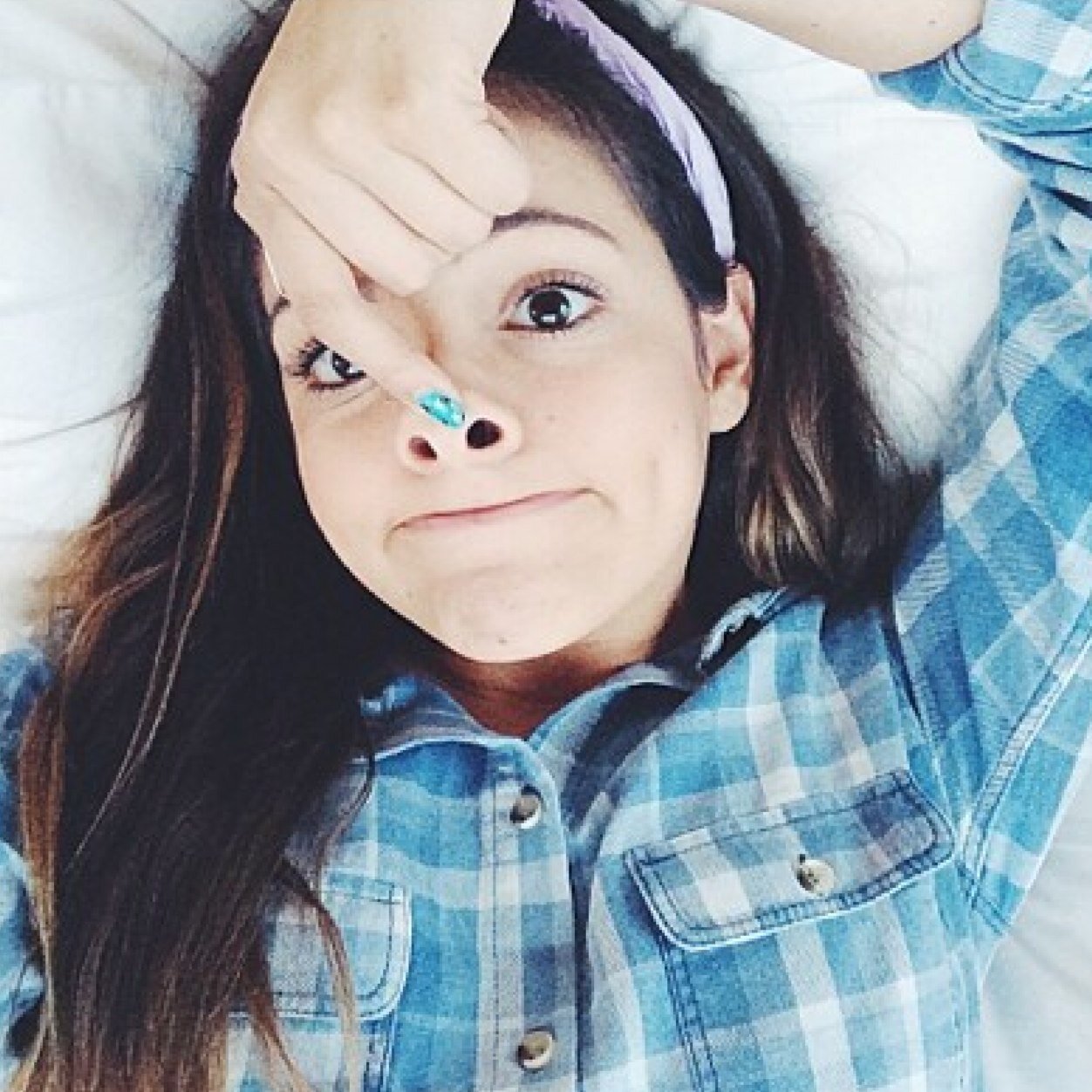 I don't really know how to describe myself in 150 characters so my tweets & pictures on instagram & twitter do it for me↙ Instagram: @ahugefanofbethanymota