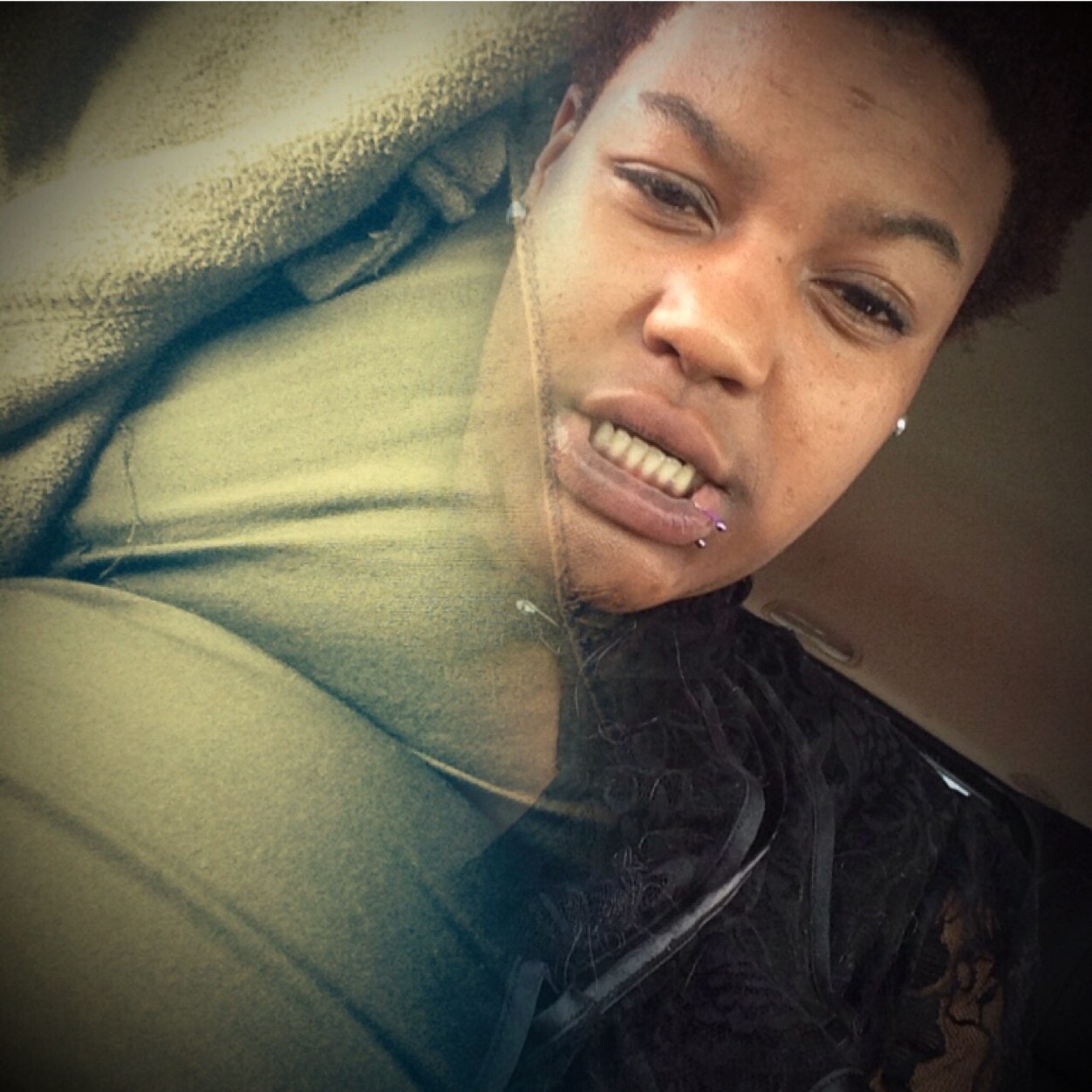 I am lesboo ... & smoke hella blunts .. Get at me :)
