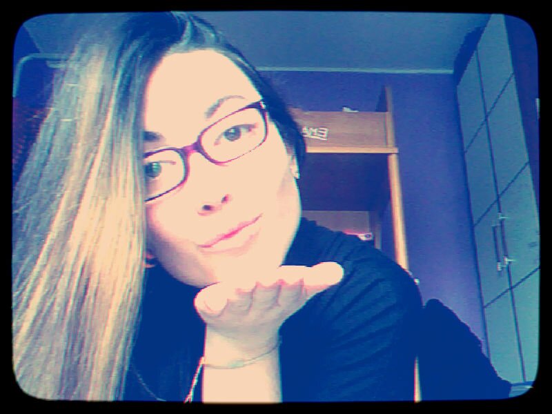 ''Abbiamo visto l'alba,perso la calma,fatto di uno sbaglio un dramma,dell'amore un'arma,piangevi,ero la cosa più bella che avevi.Quando mi guardi cosa vedi?''