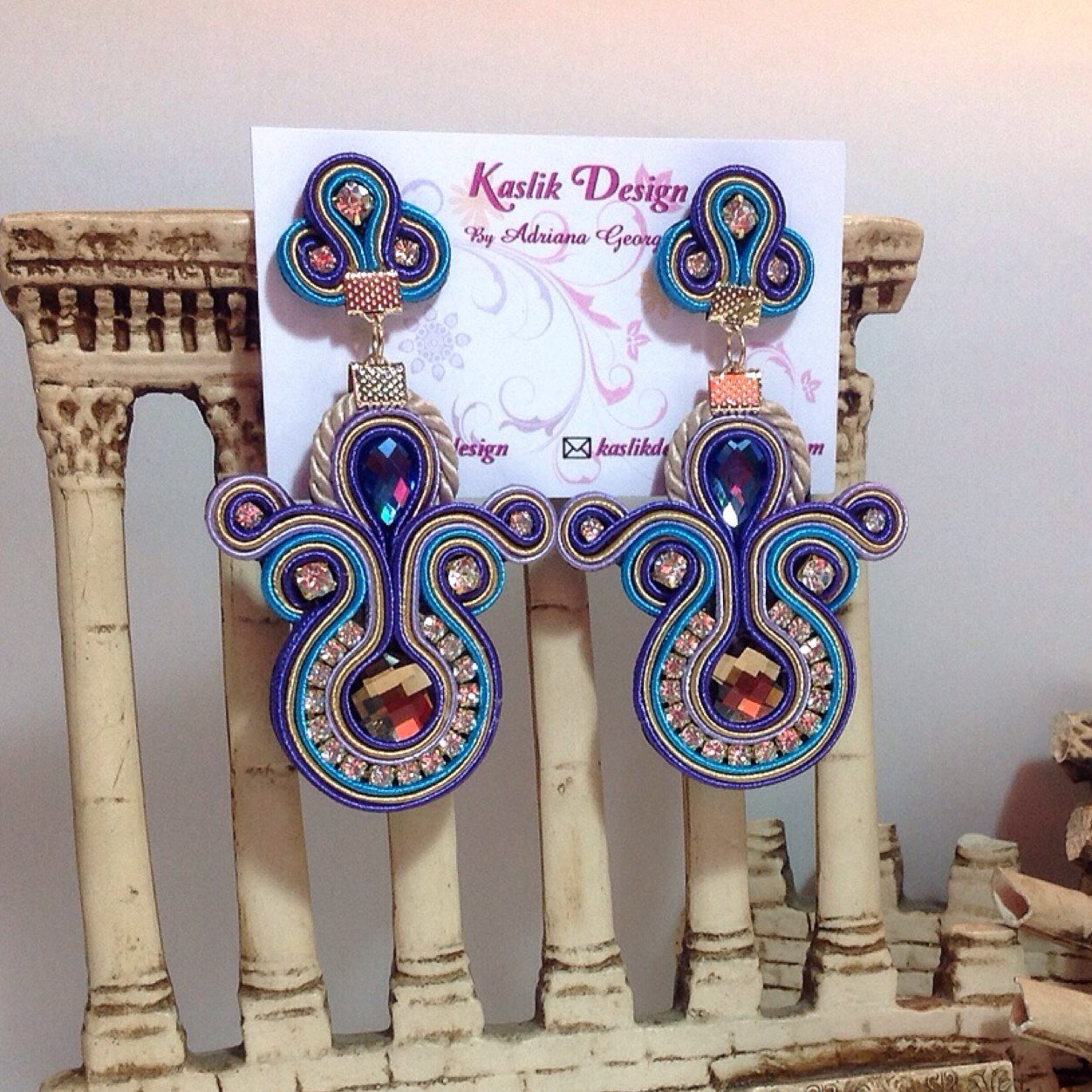 Diseños Soutache hechos a mano.
Correo: kaslikdesign@gmail.com 
Visita nuestra cuenta de instagram: @kaslikdesign 
Ccs- Venezuela