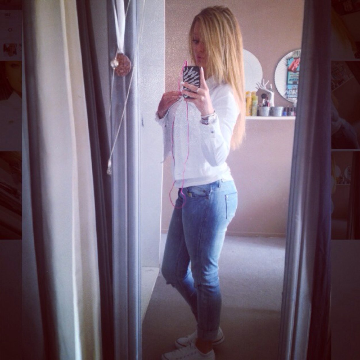 LaureneHl's profile picture. Insta : LaureneHL . Ne cris pas trop fort ton bonheur la jalousie a le sommeil léger .