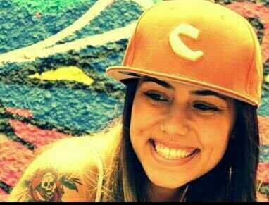 Apaixone-se por alguém que sinta sua falta e precise de você sorrindo.
— P.S Eu te amo. http://t.co/50RRlU1EbD .