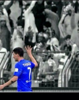 لونہ أزرق و إن بغيتوها شعر .. في زراقہ رفع هامات وظمآ يسقي اللي يكرهونہ من بحر .. ويرفع اللي يعشقونہ للسما