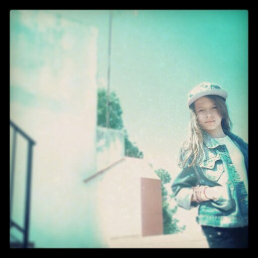 yo soi mega fan de abraham mateo!!lo amo para mi es mi corazon enteroo teamoo abrahaam!!