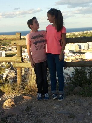 m'encanta la festa, esperant que ja s'acabe l'insti.. estudiant de B1B, m'encanta biologia i en fi.. que s'ha de dir.. esperant que arribeen ja festes 2014 :P