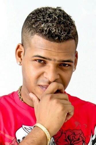 Sou um homem com um Sonho a Realiza, Gosto de cantar, futebol, Sou botafoguense, Sou familia e gosto de novas amizades!!