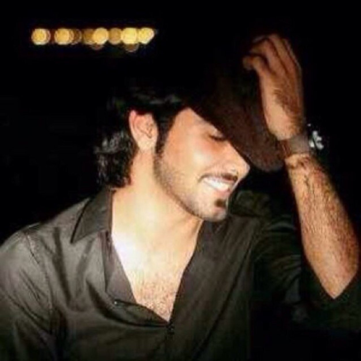 لماذا لا يُزهر ما أسقيه فيك ، لماذا أجدفُ عبثًا ولا تحيا